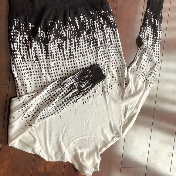 White/black patterned turtle neck sweater - Picture 1 of 4